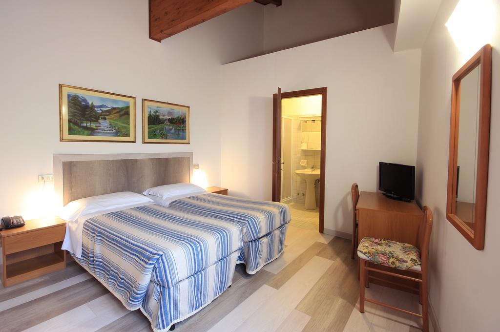 גרדונה ריביירה Hotel Colomber מראה חיצוני תמונה