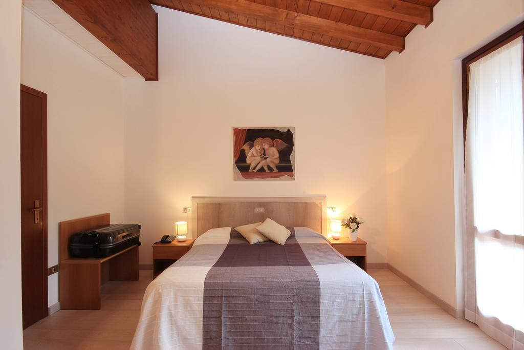 גרדונה ריביירה Hotel Colomber מראה חיצוני תמונה