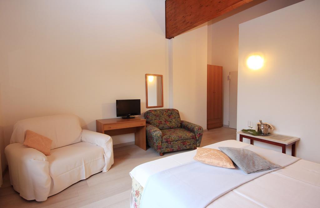 גרדונה ריביירה Hotel Colomber מראה חיצוני תמונה